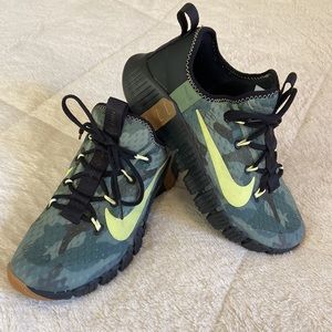 Nike Metcon mens 7.5 women’s 9.5 camouflage
